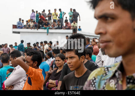 Dhaka, Bangladesh. 5th August, 2014. Bangladeshi onlookers gather near the River where an overloaded ferry capsized in the Padma River in Munshiganj. An overloaded ferry carrying up to 200 passengers and capsized August 4 on Padma River in Munshiganj, central Bangladesh, and Near Dhaka 5th August 2014. 5th Aug, 2014. Credit:  K M Asad/ZUMA Wire/ZUMAPRESS.com/Alamy Live News Stock Photo