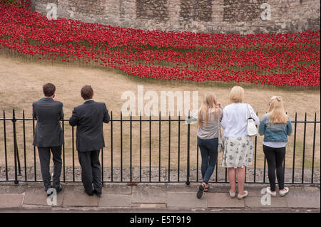 London, UK, 5 August 2014.  In the dry moat of the Tower of London, the evolving art installation called 'Blood Swept Lands and Seas of Red', by ceramic artist Paul Cummins, was unveiled to the public to recognise 100 years since the first full day of Britain’s involvement in the First World War.  Pictured : crowds view the poppies in the dry moat. Credit:  Stephen Chung/Alamy Live News Stock Photo