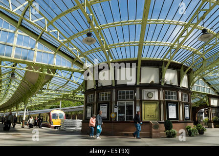 Platform and booking office at Wemyss Bay Station Stock Photo