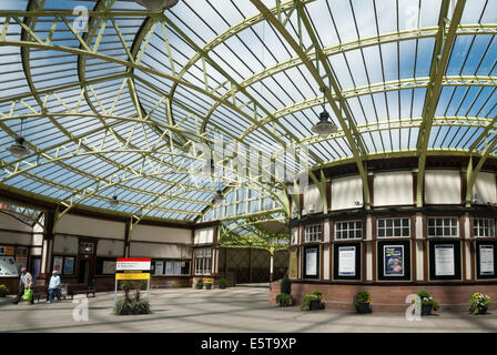 Platform and booking office at Wemyss Bay Station Stock Photo