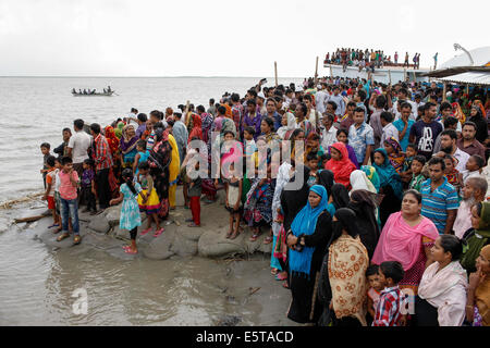 Dhaka, Bangladesh. 5th August, 2014. Bangladeshi onlookers gather near the River where an overloaded ferry capsized in the Padma River in Munshiganj. An overloaded ferry carrying up to 200 passengers and capsized August 4 on Padma River in Munshiganj, central Bangladesh, and Near Dhaka 5th August 2014. 5th Aug, 2014. Credit:  K M Asad/ZUMA Wire/ZUMAPRESS.com/Alamy Live News Stock Photo