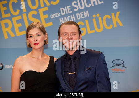 Berlin, Germany. 05th Aug, 2014. Actors Rosamund Pike (L) and Simon Pegg arrive for the premiere of the film 'Hector and the Search for Happiness' at Zoo-Palast in Berlin, Germany, 05 August 2014. The film comes to German cinemas on 14 August 2014. Photo: Joerg Carstensen/dpa/Alamy Live News Stock Photo