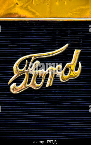 1912 Model T Ford car radiator grille and name badge Stock Photo