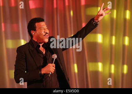 Washington DC, US. 5th Aug, 2014. American singer Lionel Richie performs 'Easy' during a dinner on the occasion of the U.S.-Africa Leaders Summit on the South Lawn of the White House in Washington D.C., USA 5 August  2014.  President Barack Obama is promoting business relationships between the United States and African countries during the three-day U.S.-Africa Leaders Summit, where 49 heads of state are meeting in Washington. © dpa picture alliance/Alamy Live News Stock Photo