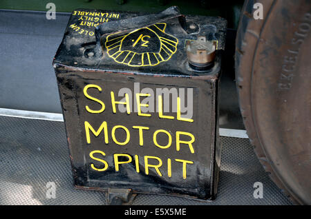 Shell Motor Oil can on the running board of a vintage car Stock Photo