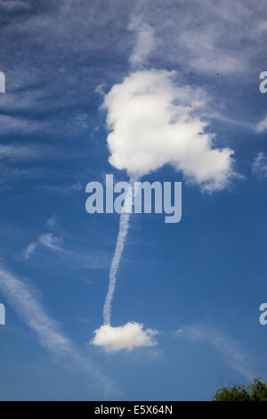 Srange skies over Brooklyn, NY, a mixture of clouds, jet contrails and & chemtrails(?). Stock Photo