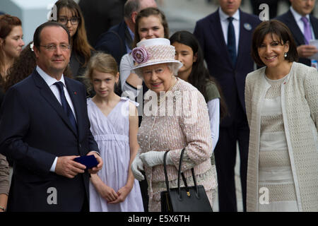 Queen Elizabeth II  visits the Flower Market with François Hollande and Anne Hidalgo, Paris Mayor Stock Photo