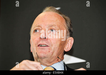 Belfast, Northern Ireland. 7th Aug 2014 - Sir Hugh Orde in discussion with John Ware, Belfast Credit:  Stephen Barnes/Alamy Live News Stock Photo