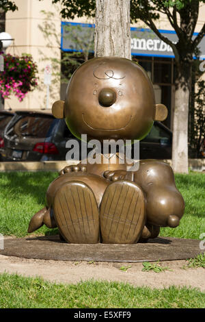 Statue of Charles M Schulz's Peanuts characters Charlie Brown and Snoopy, Rice Park, St Paul, Minnesota, USA. Stock Photo