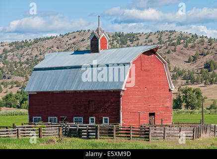 Red barn seen from Hwy 26 west of John Day Orgeon Stock Photo