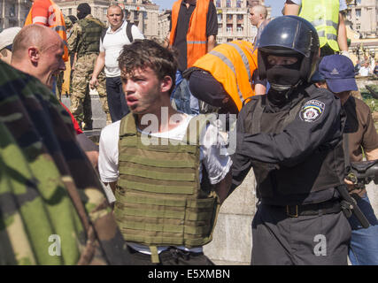 Kiev, Ukrain. 7yh Aug, 2014. Police detained a young man with a bomb. Activists and police have clashed in the Ukrainian capital's center after communal workers tried to dismantle the camp. It follows a months-old conflict over the camp with the city administration. Credit:  Igor Golovniov/ZUMA Wire/Alamy Live News Stock Photo