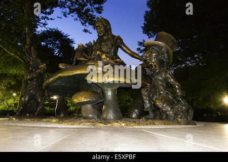 Alice in Wonderland Statue at night in NYC's Central Park sculpted by José de Creeft and commissioned by George Delacorte Stock Photo