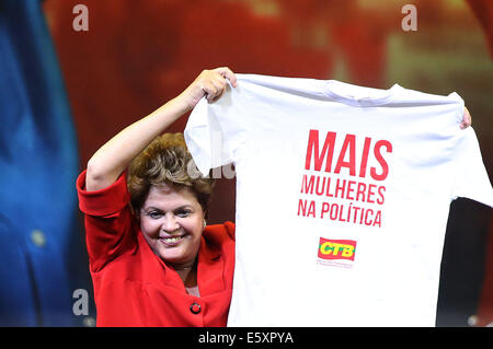 Sao Paulo, Brazil. 7th Aug, 2014. Brazilian President Dilma Rousseff holds a t-shirt during a campaign event in Sao Paulo, Brazil, on Aug. 7, 2014. Brazil will hold presidential election in October. Credit:  Rahel Patrasso/Xinhua/Alamy Live News Stock Photo