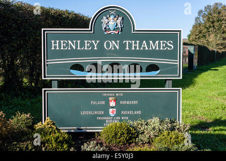 Town border sign welcoming visitors to Henley-on-Thames, Oxfordshire, England, GB, UK. Stock Photo