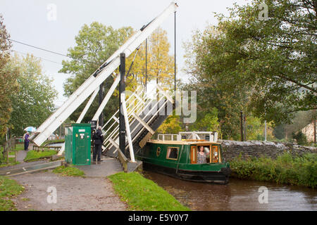 Talybont Drawbridge No 144, Monmouthshire and Brecon Canal, Canol Pentre, Talybont-on-Usk, Powys, Wales, GB, UK Stock Photo