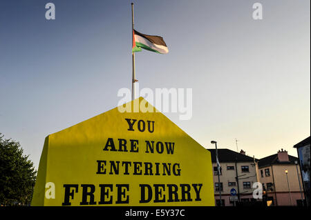 Palestinian flag flying from the iconic Free Derry Wall in the Bogside, Derry, Londonderry, Northern Ireland. Stock Photo