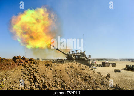 155 mm canon artillery shooting to Gaza Strip Stock Photo