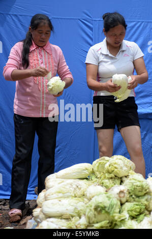Ludian, China's Yunnan Province. 9th Aug, 2014. Villagers check their