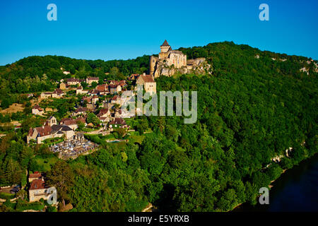 France, Aquitaine, Dordogne, Perigord Noir, Dordogne valley, Castelnaud la Chapelle, Dordogne river, Castelnaud castle Stock Photo