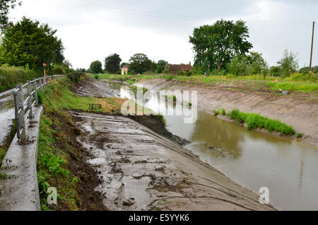 Burrowbridge, Somerset, UK. 9th August, 2014. UK weather:  An Emergency call out for local helpers to make more Sandbags to be put in place around the bridge and along the Main Road opposite due to very bad weather forecast moving in. Credit:  Robert Timoney/Alamy Live News