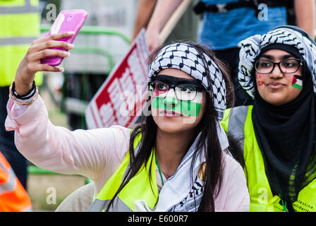 London, UK. 9th August, 2014. Thousands of protesters gather in London to call for an end to Israeli military action in Gaza and 'justice and freedom' for Palestine. Credit:  Piero Cruciatti/Alamy Live News Stock Photo