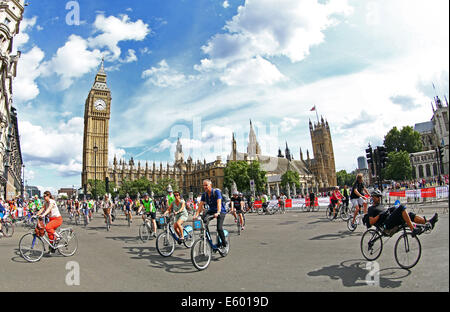 London, UK. 9th August 2014. Some of the 24,000 cyclists who took part in the Ride London 2014 cycling on bicycles through central London past Big Ben and the Houses of Parliament Credit:  Paul Brown/Alamy Live News
