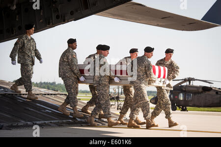 Delaware, USA. 7th August, 2014. US Army Soldiers carry a flag-draped case with the remains of Army Maj. Gen. Harold J. Greene, from a C-17 Globemaster III aircraft August 7, 2014 in Dover Air Force Base, Delaware. Greene was killed while visiting the Marshal Fahim National Defense University in Afghanistan. He is the first U.S. general officer to be killed in the wars in Iraq and Afghanistan. Credit:  Planetpix/Alamy Live News Stock Photo