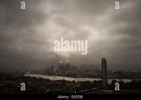 London, UK. 10th August, 2014. UK Weather: Hurricane Bertha brings heavy wind and rain storms over London Credit:  Guy Corbishley/Alamy Live News Stock Photo