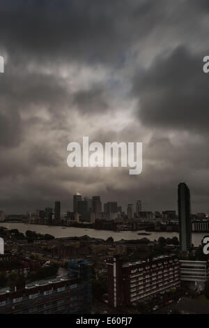 London, UK. 10th August, 2014. UK Weather: Hurricane Bertha brings heavy wind and rain storms over London Credit:  Guy Corbishley/Alamy Live News Stock Photo