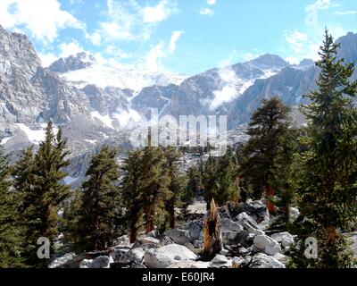 Views across the Sierra Nevada mountains from the Mt Whitney on the John Muir wilderness trail, California Stock Photo