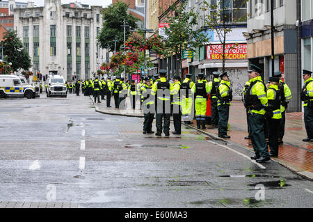 Belfast, Northern Ireland, UK.  10th August 2014. Dozens of police officers, many in full riot outfits hold back around 200 protestants protesting against a Republican parade. Credit:  Stephen Barnes/Alamy Live News Stock Photo