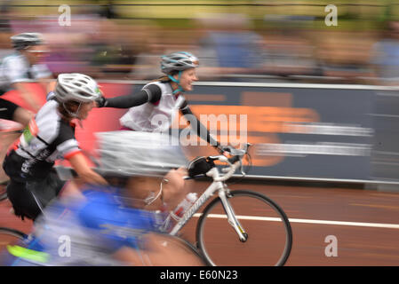 London, UK. 10th August 2014. Prudential RideLondon-Surrey 100 arrives at the Mall in London. Credit:  See Li/Alamy Live News Stock Photo