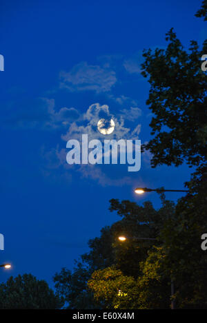 Turnpike Lane, London, UK. 10th August 2014. The Moon which is at its closest to the Earth, and is 14% larger and 30% brighter than normal. Credit:  Matthew Chattle/Alamy Live News Stock Photo
