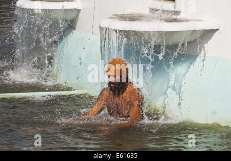 Swiming in fountain. 10th Aug, 2014. -- National complex ''Expocenter of Ukraine'', an soviet styled exhibition center. Formerly known as Exhibition of Achievements of the National Economy of Ukrainian SSR. Expocenter of Ukraine has been functioning since 1958. © Igor Golovniov/ZUMA Wire/Alamy Live News Stock Photo