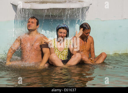 Swiming in fountain. 10th Aug, 2014. -- National complex ''Expocenter of Ukraine'', an soviet styled exhibition center. Formerly known as Exhibition of Achievements of the National Economy of Ukrainian SSR. Expocenter of Ukraine has been functioning since 1958. © Igor Golovniov/ZUMA Wire/Alamy Live News Stock Photo