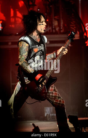 Toronto, Ontario, Canada. 10th Aug, 2014. American heavy metal band 'Motley Crue'' blew off the roof at Molson Canadian Amphitheatre in Toronto at their last perfomance as part of the farewell 'The Final Tour'. Band members'' TOMMY LEE, VINCE NEIL, NIKKI SIXX, MICK MARS. © Igor Vidyashev/ZUMA Wire/Alamy Live News Stock Photo