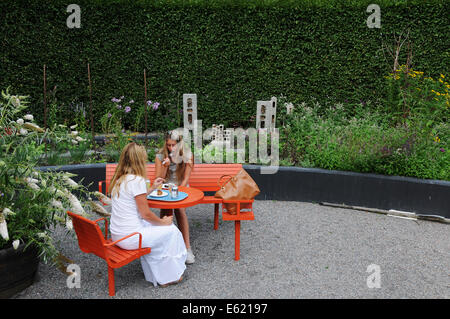 People having food and drinks in quiet settings at Rosendal gardens in Stockholm Stock Photo