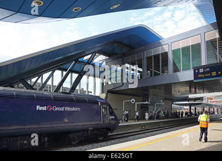 Reading Station. A  First Great Western train arrives at platform 9. Shown new canopies and transfer bridge opened in 2013 Stock Photo