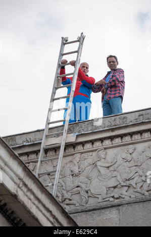 Hyde Park Corner, London, UK. 12th August 2014. Protesters calling themselves New Fathers 4 Justice scale London's landmark entrance to Hyde Park. One of the protesters was dressed in a Spider Man suit and was seen gesturing V for Victory to passersby. Credit:  Lee Thomas/Alamy Live News Stock Photo