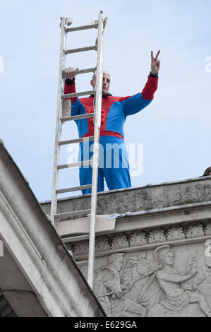 London, London, UK. 12th Aug, 2014. Protesters calling themselves New Fathers 4 Justice scale London's landmark entrance to Hyde Park. One of the protesters was dressed in a Spider Man suit and was seen gesturing V for Victory to passersby. © Lee Thomas/ZUMA Wire/Alamy Live News Stock Photo