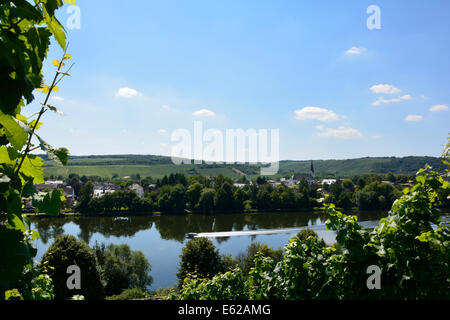 Longuich Moselle river valley landscape with blue sky Germany Mosel Römische Weinstrasse Schweich Moseltal blauer Himmel Fluss