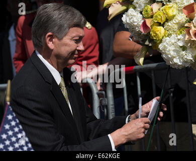 Los Angeles, USA. 12th Aug, 2014. Leron Gubler, president and CEO of the Hollywood Chamber of Commerce, writes a condolence card at Robin Williams' star on the Hollywood Walk of Fame in Hollywood, California, the United States, Aug. 12, 2014. U.S. Oscar-winning comedian Robin Williams died from an apparent suicide on Monday at his Northern California home. Credit:  Yang Lei/Xinhua/Alamy Live News Stock Photo