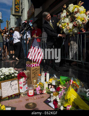 Los Angeles, USA. 12th Aug, 2014. Leron Gubler (front), president and CEO of the Hollywood Chamber of Commerce, presents a flower wreath at Robin Williams' star on the Hollywood Walk of Fame in Hollywood, California, the United States, Aug. 12, 2014. U.S. Oscar-winning comedian Robin Williams died from an apparent suicide on Monday at his Northern California home. Credit:  Yang Lei/Xinhua/Alamy Live News Stock Photo