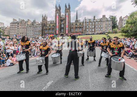 Edinburgh Jazz Festival and Carnival Parade on The Mound, old town beyond. Drummers. Annual July event before the Edinburgh Festival and Fringe start. Stock Photo