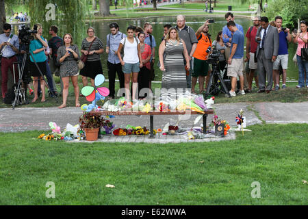 Boston, Massachusetts, USA. 12th Aug, 2014. Crowds gather to pay tribute to fallen actor Robin Williams near the bench in the Boston Public Garden in Boston, Massachusetts where Robin Williams filmed a famous scene with actor Matt Damon for the movie 'Good Will Hunting'. Robin Williams died after committing suicide on August 11, 2014 at his home in Tiburon, California. Credit:  Nicolaus Czarnecki/ZUMA Wire/Alamy Live News Stock Photo