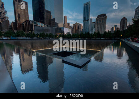 Manhattan, New York. Skyscrapers and their reflections in the 9/11 memorial fountain at 'ground zero' Stock Photo