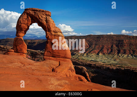 Delicate Arch (65 ft / 20 m tall iconic landmark of Utah), and tourist, Arches National Park, near Moab, Utah, USA Stock Photo
