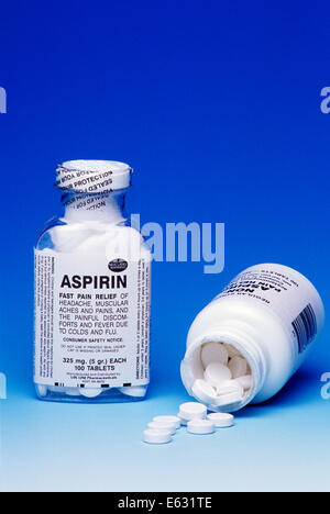 1990s TWO GENERIC BRAND PAIN RELIEF MEDICINE ASPIRIN BOTTLES ONE OPEN TABLETS SPILLING OUT Stock Photo