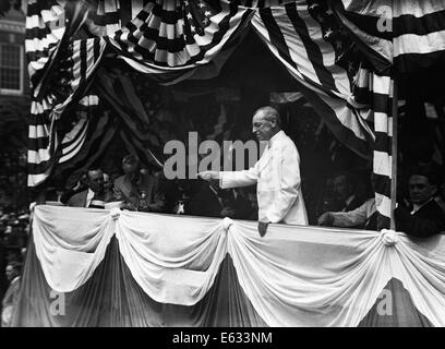 1910s JULY 4, 1914 PRESIDENT WOODROW WILSON 28TH PRESIDENT OF UNITED STATES GIVING SPEECH INDEPENDENCE HALL PHILADELPHIA PA USA Stock Photo