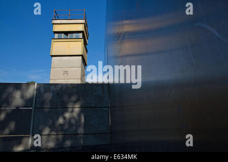 Berlin, Germany. 13th Aug, 2014. A view of the watchtower behind a section of the Berlin Wall at the Berlin Wall Memorial in Berlin, Germany, 13 August 2014. The Berlin Wall was constructed 53 years ago to the day, on 13 August 1961. The day was commemorated with a service and a wreath ceremony. PHOTO: JOERG CARTSENSEN/dpa/Alamy Live News Stock Photo